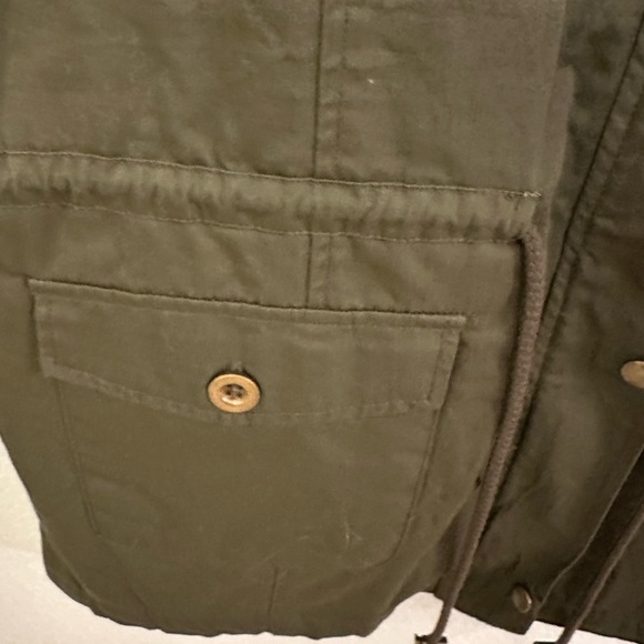 C’est cargo style Sherpa vest.  Size 1xl - Picture 3 of 4